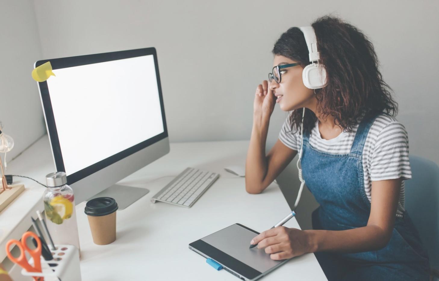 Profesionales trabajando en análisis financiero