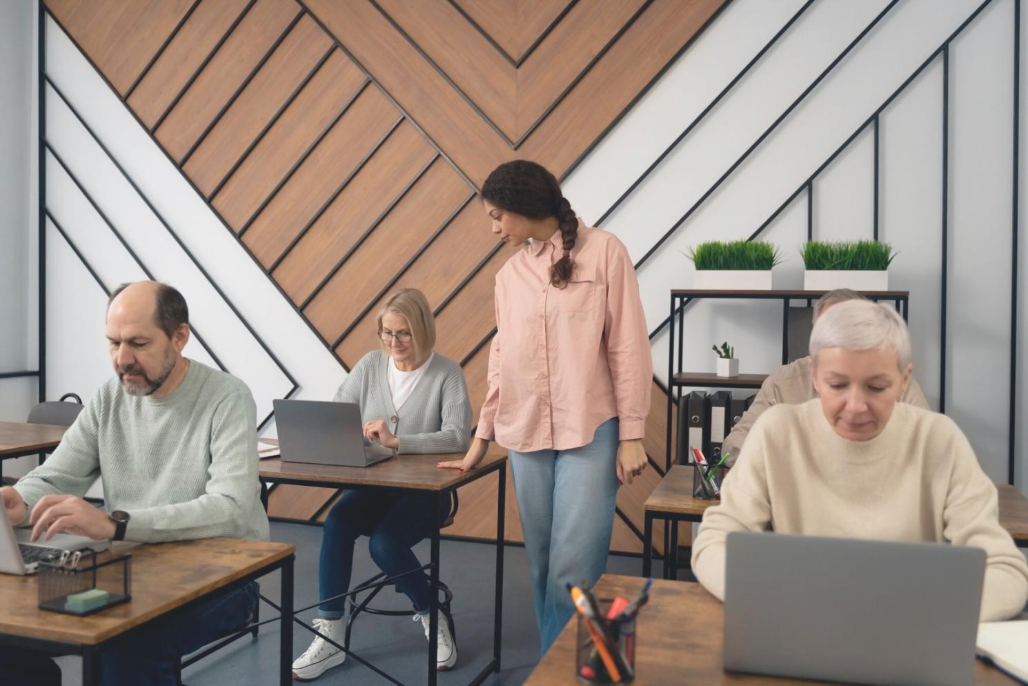 Equipo profesional trabajando en estrategias financieras